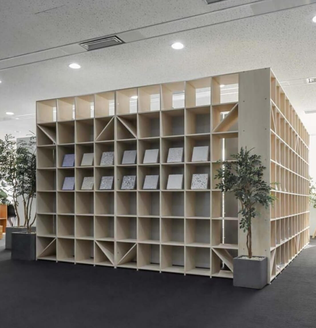 クリエイティブな家具 壁一面の収納本棚