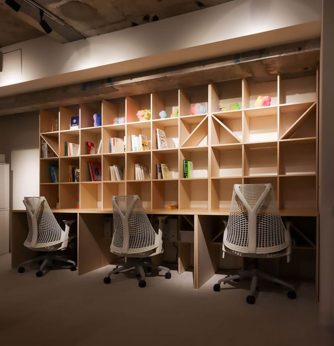 クリエイティブな家具 収納 × デスク