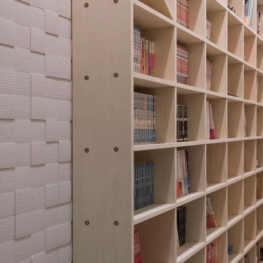 壁一面のコミック本棚 奥行180mm 奥行もコミックに合わせた薄型本棚 大量の本も無駄なく見やすく収納