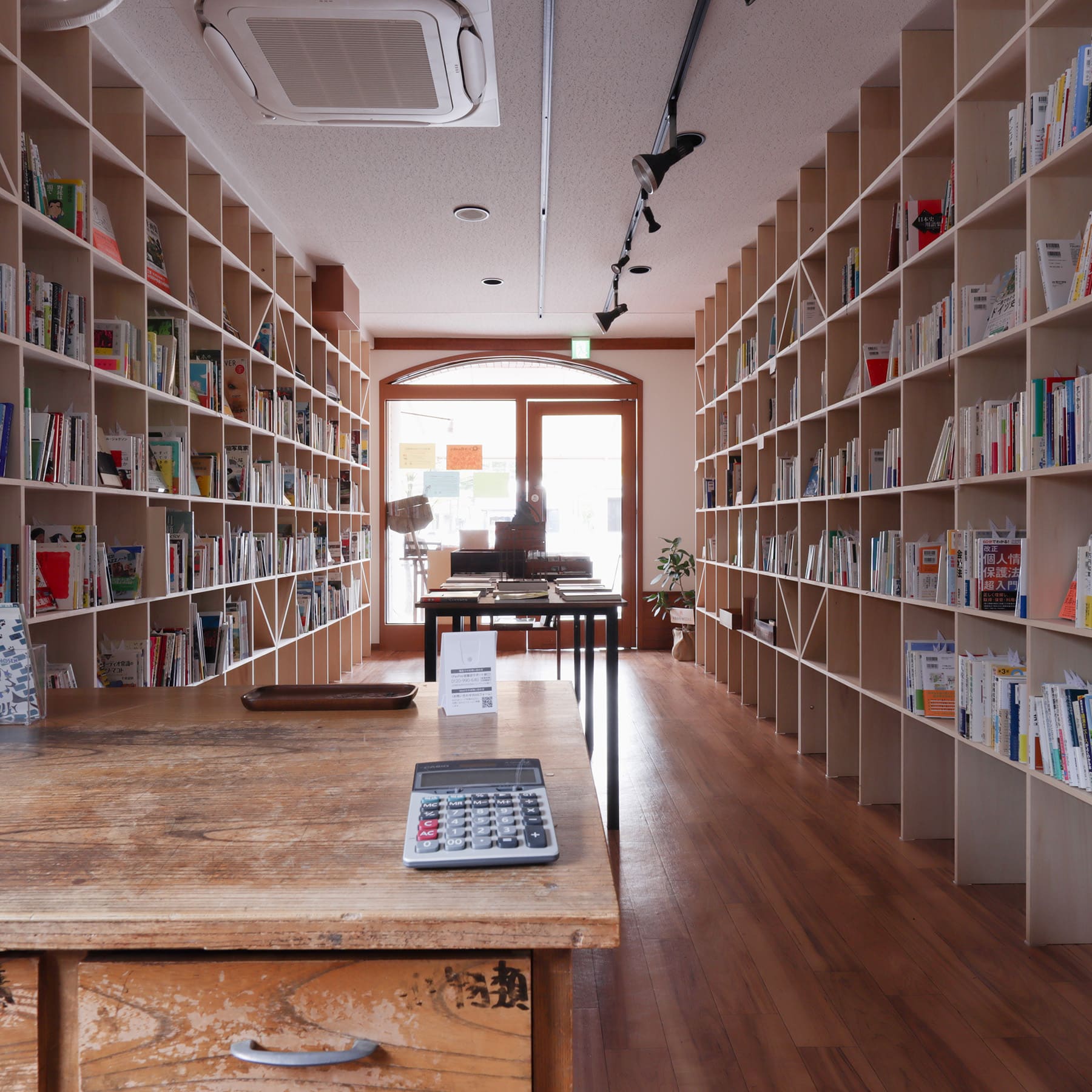 File 896 書店を包む両側の壁面に / Shelf 壁一面の本棚 奥行250mm