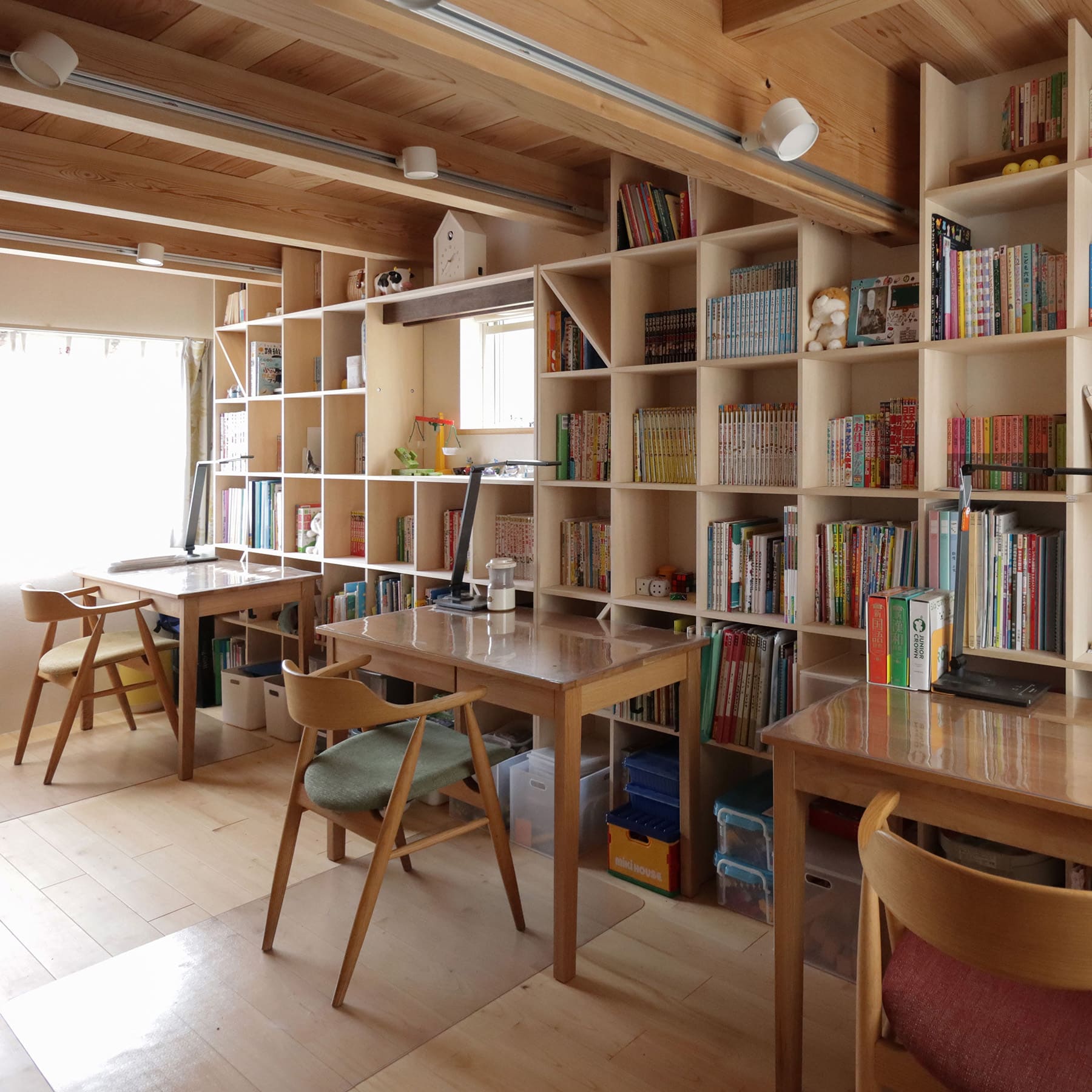 File965 三人きょうだいの学習部屋 / Shelf 壁一面の本棚 奥行250