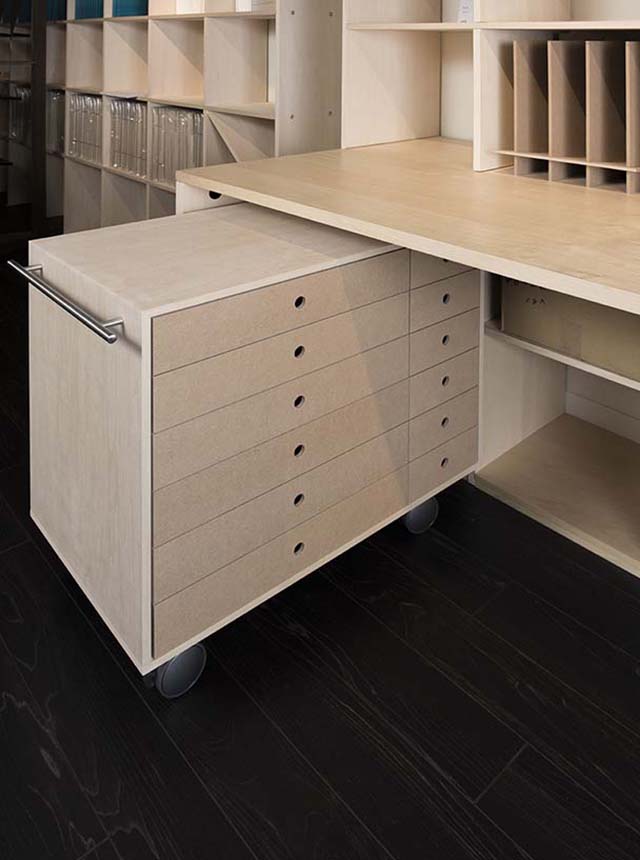 カウンター付き本棚