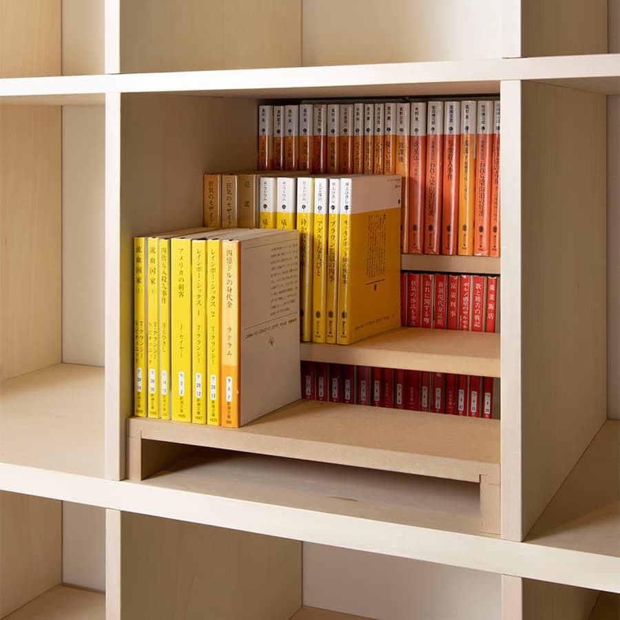 カウンター付き本棚 「本棚の中の棚」オプションで、小型本も無駄なく見やすく収納