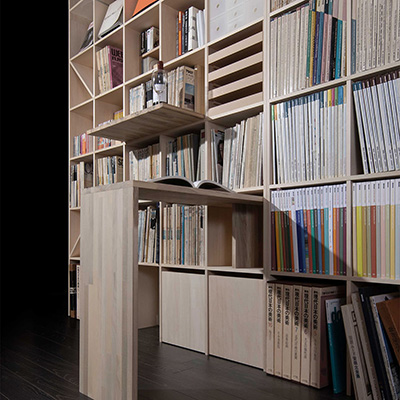 shelf 壁一面の本棚 / トエクステンショナルトレー・デスク