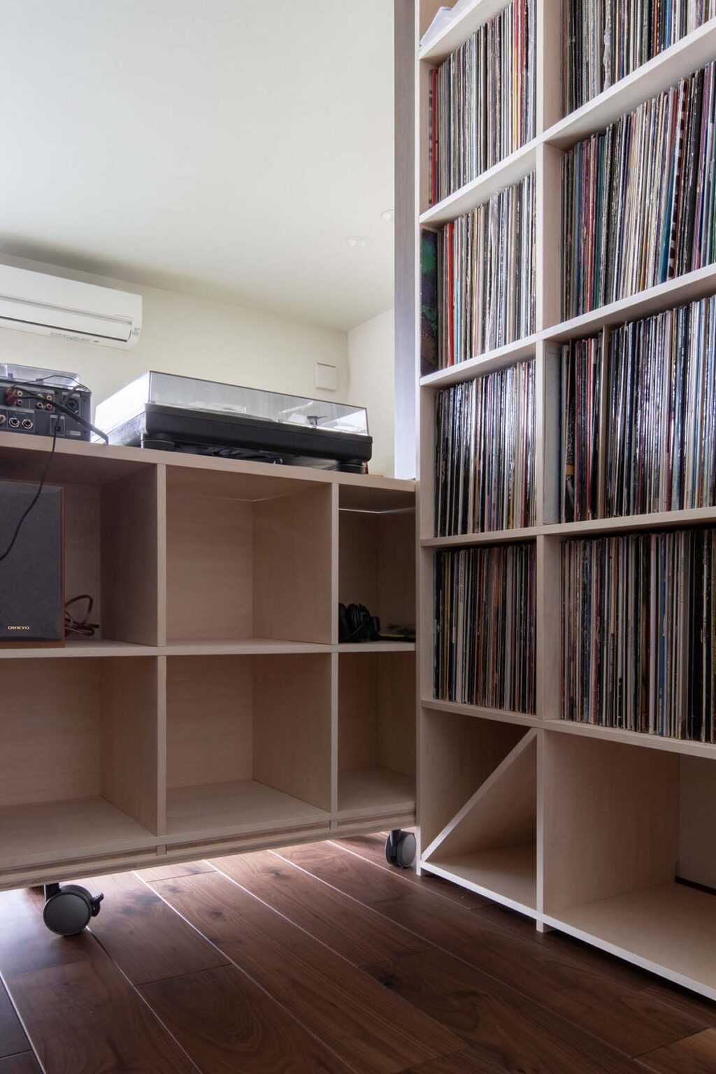 移動式DJブースとアナログレコード棚