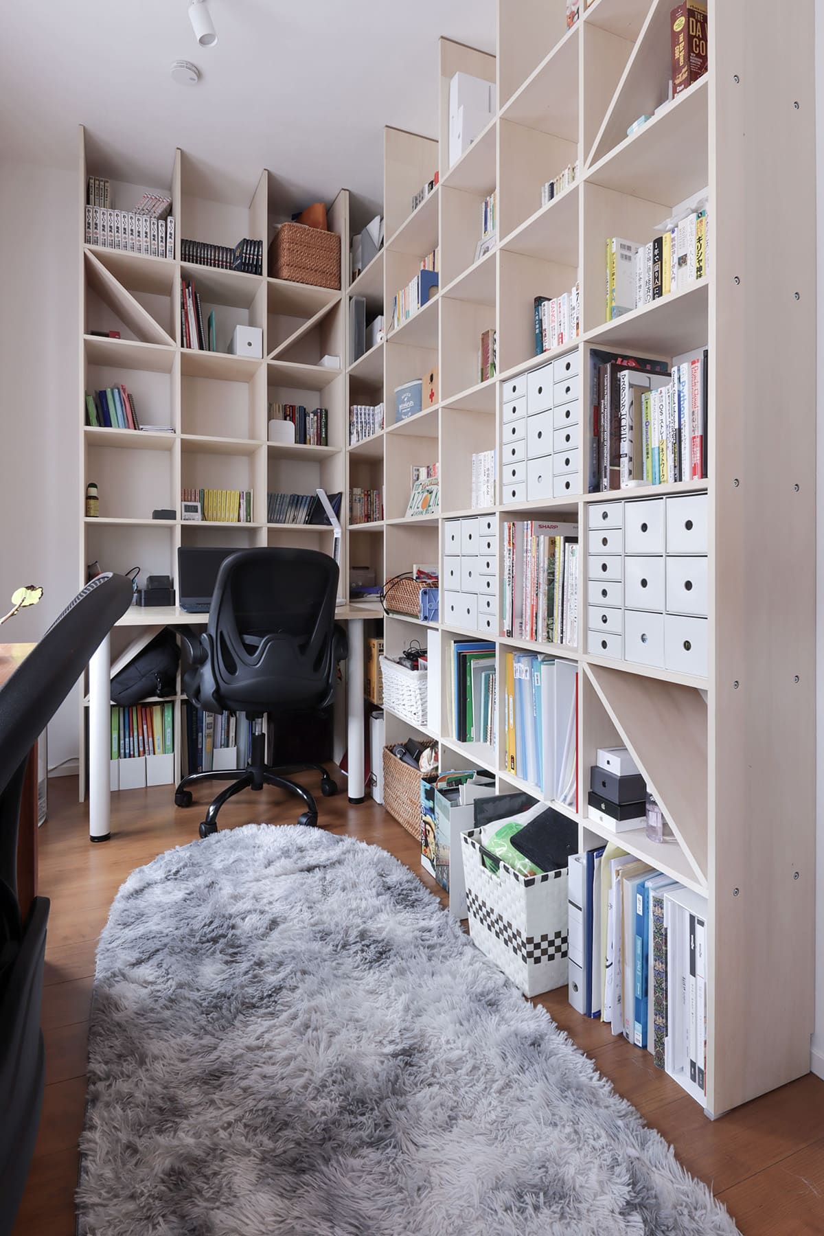 書斎のL字型本棚 - Shelf 壁一面の本棚 奥行250mm - お客様事例