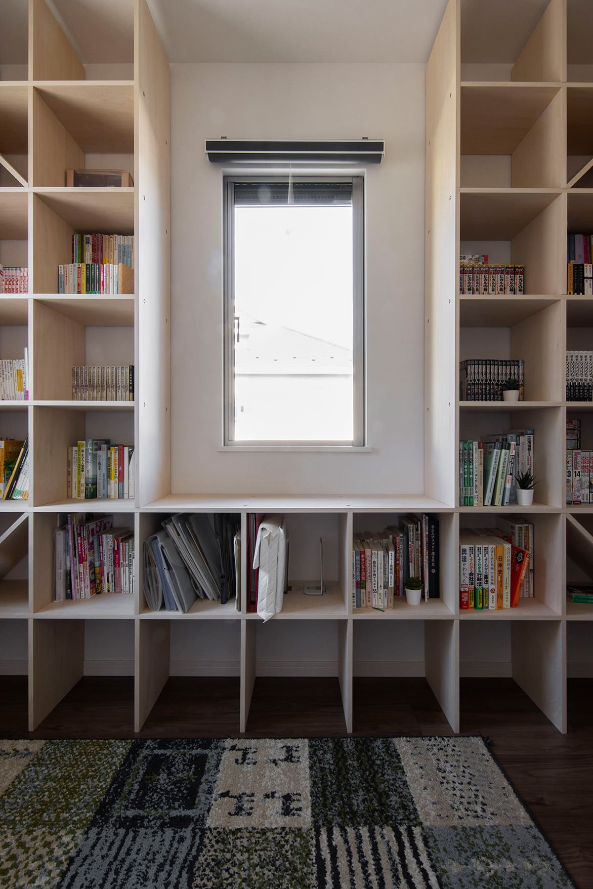 窓を生かした構成 - Shelf 壁一面の本棚 奥行250ｍｍ - マルゲリータお客様事例