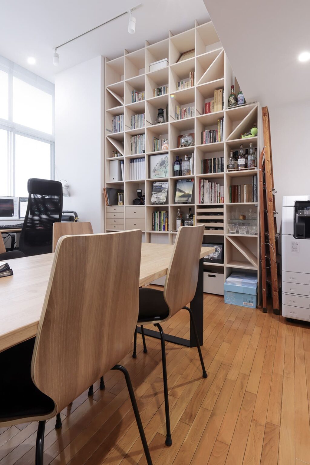 オフィスの執務室の本棚 - Shelf 壁一面の本棚 奥行350mm - お客様事例