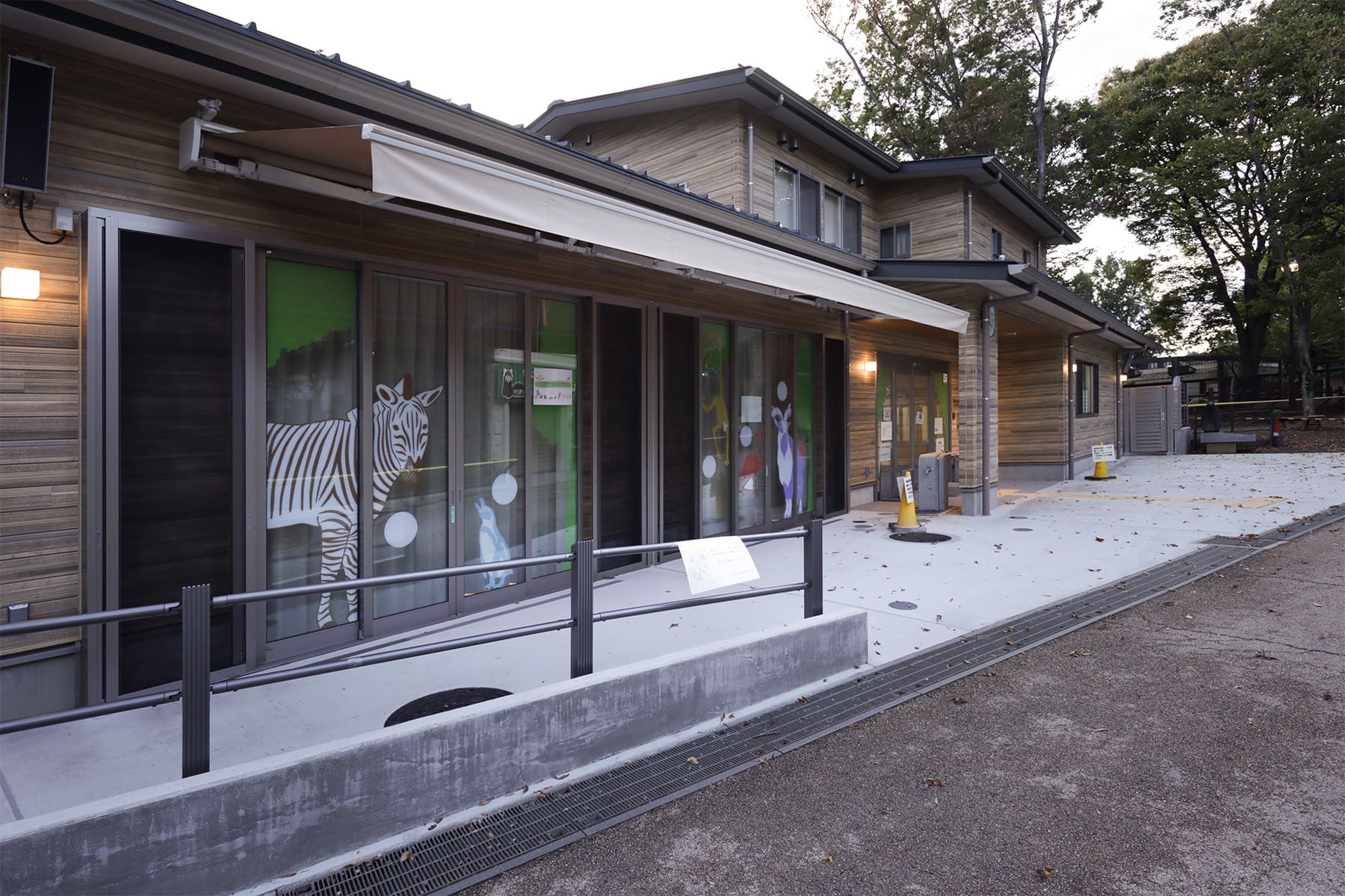 【File 897】動物園のインフォメーション展示 - Shelf ロータイプ本棚 - マルゲリータお客様事例