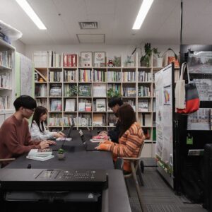 日本大学理工学部建築学科・泉山ゼミの研究室 - Shelf 壁一面の本棚 奥行350mm - マルゲリータお客様事例