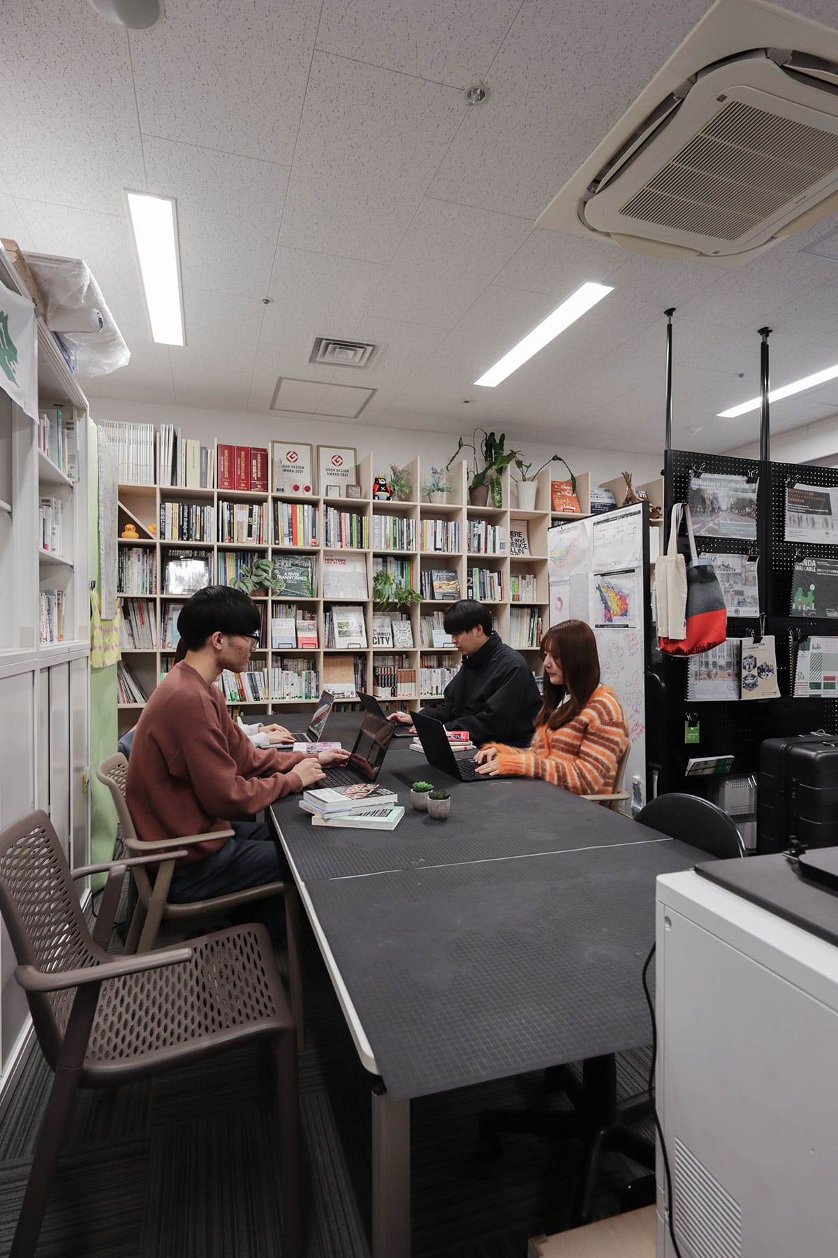 日本大学理工学部建築学科・泉山ゼミの研究室 - Shelf 壁一面の本棚 奥行350mm - マルゲリータお客様事例