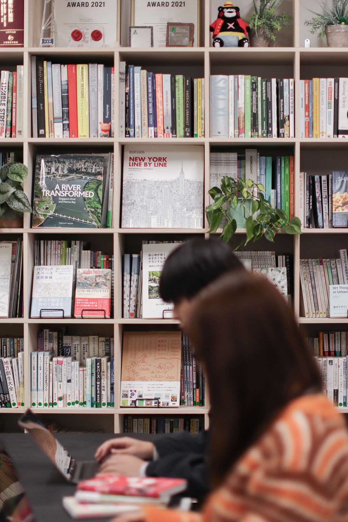 日本大学理工学部建築学科・泉山ゼミの研究室 - Shelf 壁一面の本棚 奥行350mm - マルゲリータお客様事例