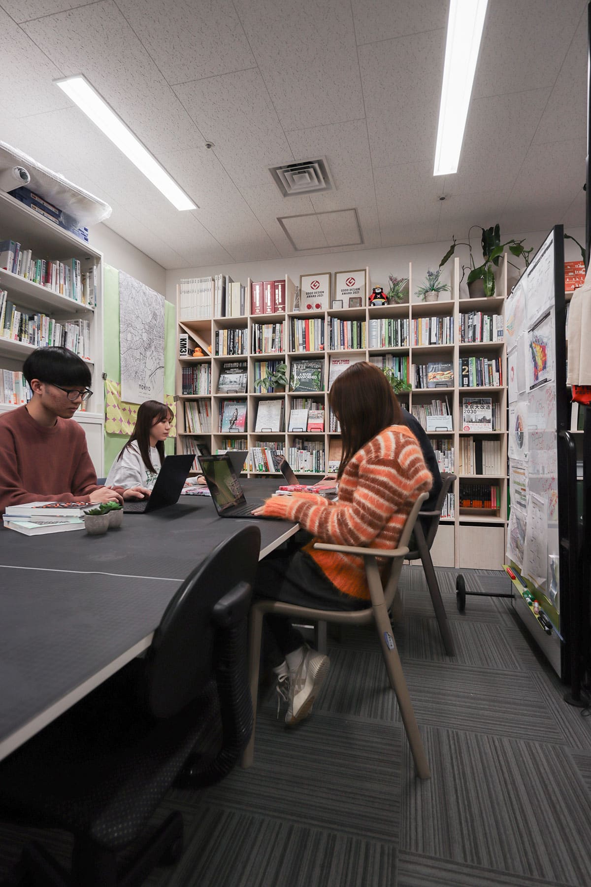 日本大学理工学部建築学科・泉山ゼミの研究室 - Shelf 壁一面の本棚 奥行350mm - マルゲリータお客様事例